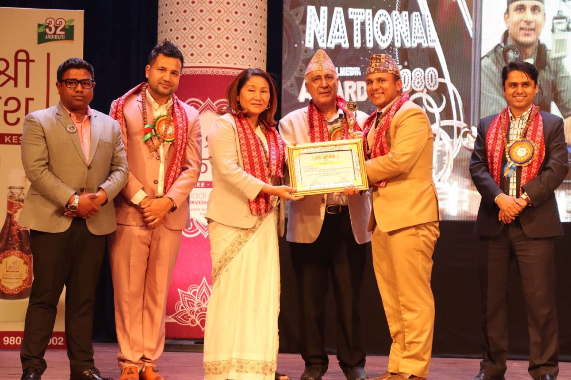अर्थ सरोकारका प्रधान सम्पादक प्याकुरेल आर्थिक डिजिटल मिडिया अवार्डबाट  सम्मानित